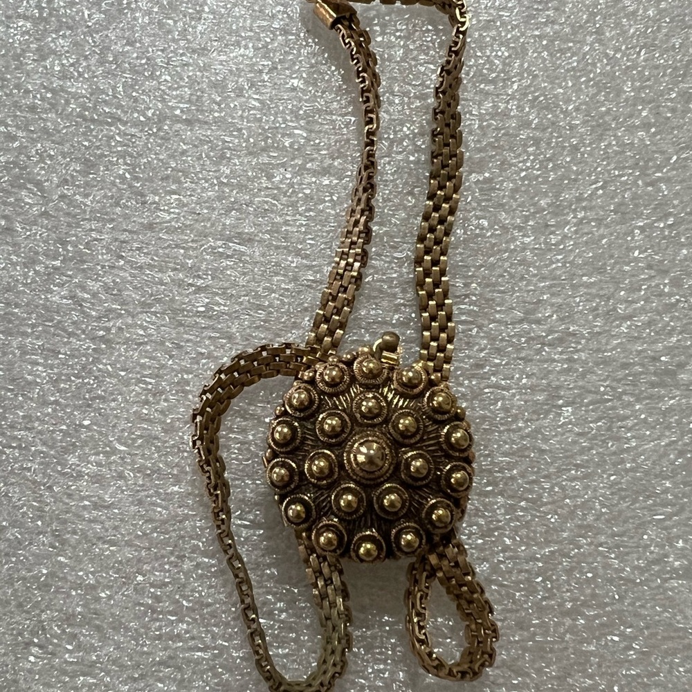 Lisner Rare Gold plated Locket Necklace Antique design in both sides - Picture 10 of 14